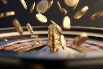 উৎসবের মুহূর্তে ঐতিহ্যবাহী পোশাক পরা এক আনন্দিত নারী তার স্মার্টফোন ব্যবহার করছেন, যা দেখায় 0777DET অ্যাপ কীভাবে দৈনন্দিন জীবনের সঙ্গে সহজে মানিয়ে যায়।