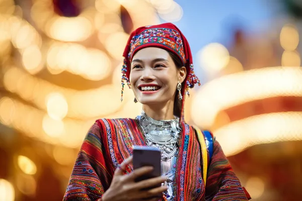 উজ্জ্বল স্লট মেশিনের পাশে এক স্টাইলিশ নারী, যেখানে জ্বলে উঠছে ‘সেভেন’—যা 0777DET–এর শীর্ষ স্লটগুলোর বৈচিত্র্যকে উপস্থাপন করে।